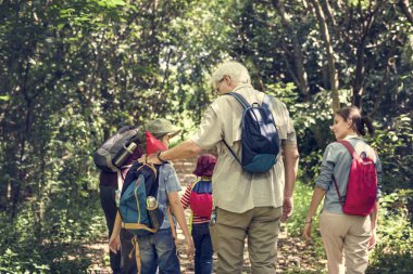 Aile bir ormanda hiking