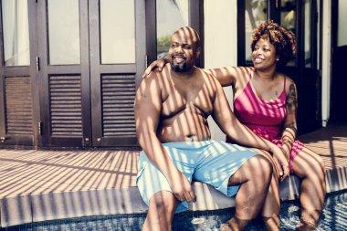 Oturma birlikte resort havuz kenarında çift