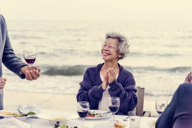 Bir akşam yemeği yaşlılar plajda parti