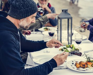 Bir akşam yemeği yaşlılar plajda parti