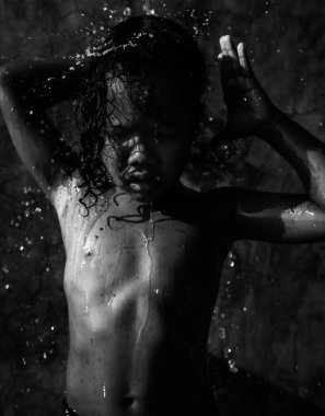 Afrikalı çocuk açık duş duş