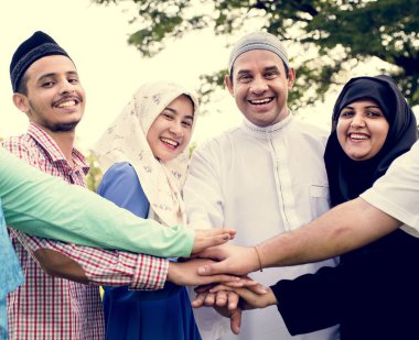 Müslüman grup arkadaşıyla birlikte eller istifleme 