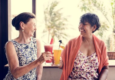 Üst düzey kadın içecekler Yaz aylarında zevk