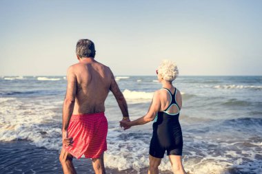 Olgun çift suya yürüyüş