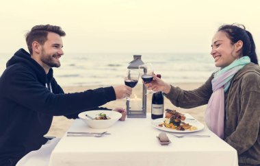 Kumsalda romantik bir akşam yemeği zevk çift