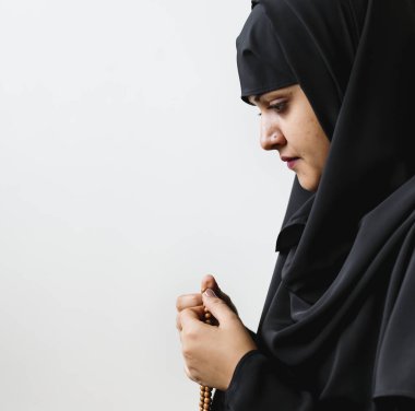 Tasbih içinde sayma izlemek için tesbih kullanan Müslüman kadın