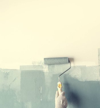Duvarı boyayan inşaat işçisi