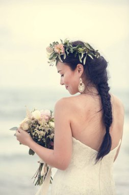 Deniz kenarında güzel bir gelin