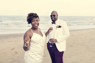 Onların düğün sahilde zevk yeni evliler