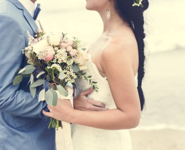 Genç çift sahilde evleniyor