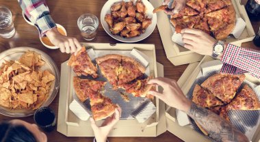 Pizza birlikte evde yemek arkadaşlar