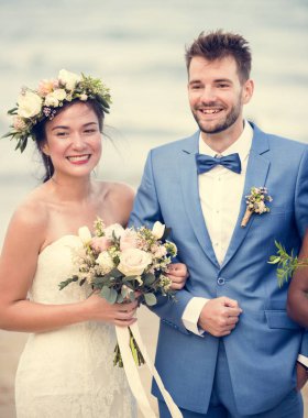 Sahilde düğün töreninde genç çift