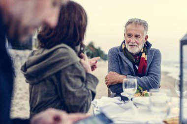 Sahilde olgun arkadaşlarım bir akşam yemeği parti