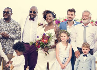 Mutlu gelin ve damat düğün töreninde bir tropik ada