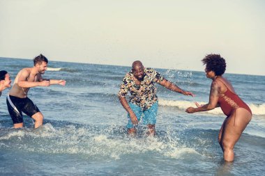 Plajda neşeli arkadaş grubu