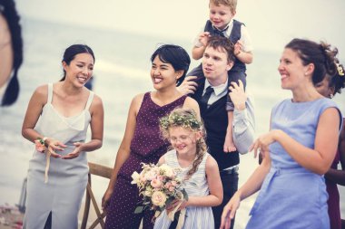 Düğün konuklar gelin ve damat için alkışlar