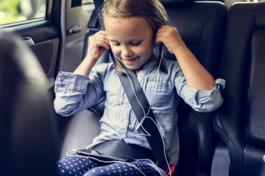 Kız arabada müzik dinlerken