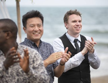 Plaja mutlu düğün konukları