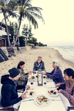 Bir akşam yemeği yaşlılar plajda parti