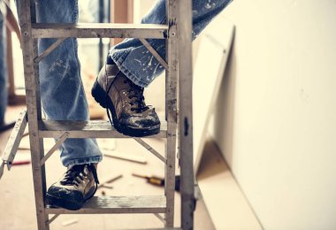 merdiven üzerinde duran bir marangoz