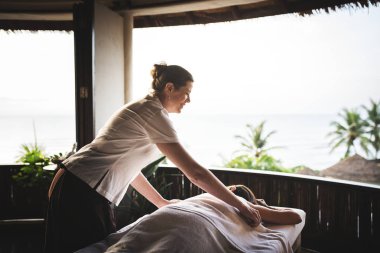 Bir Spa'da masaj masaj terapisti