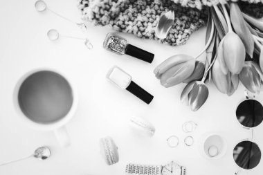 kız gibi yaşam tarzı aksesuar siyah beyaz üstten görünüm atışta fincan kahve ve beyaz masaya çiçek