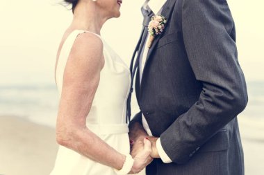 Olgun çift sahilde evleniyor