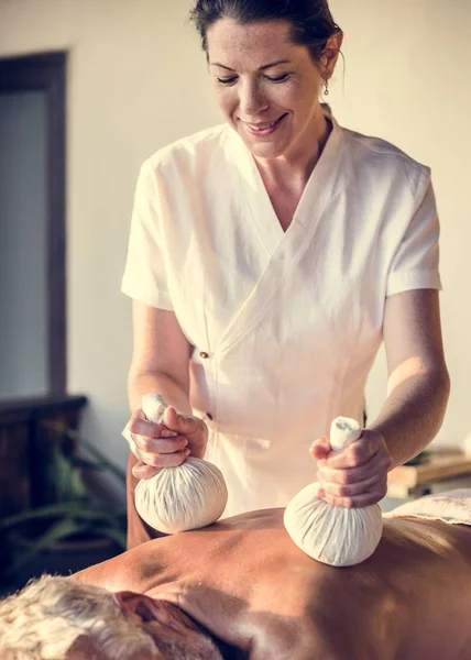 Mujer Terapeuta Mensajes Dando Masaje Spa —  Fotos de Stock