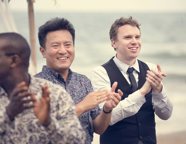 Plaja mutlu düğün konukları