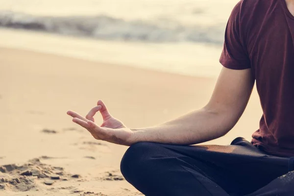 Seorang Pria Berlatih Yoga Pantai — Stok Foto