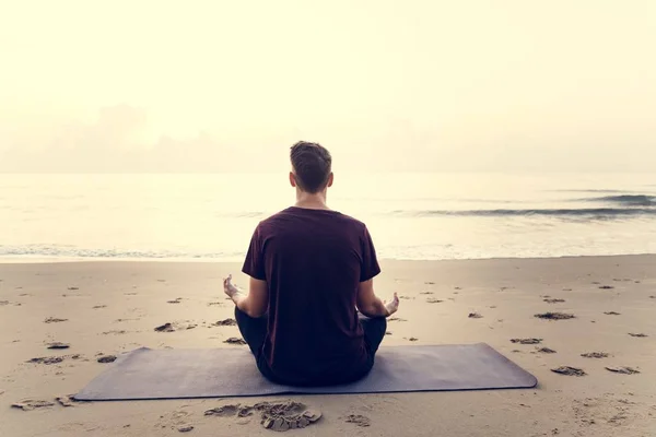 Man Utövar Yoga Stranden — Stockfoto