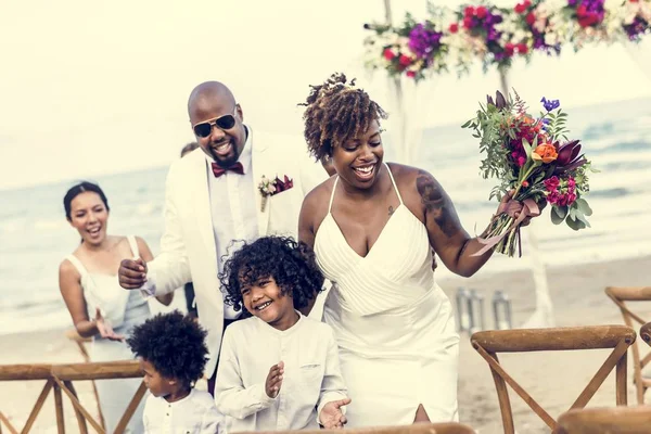 Noiva Feliz Noivo Uma Cerimônia Casamento Uma Ilha Tropical — Fotografia de Stock