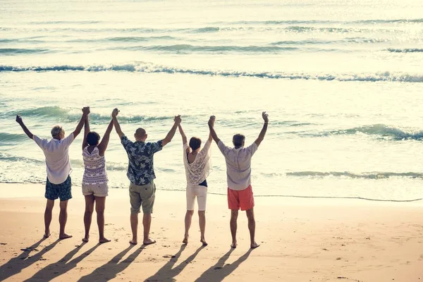 Kıdemli arkadaşlar plajda eğlenmek