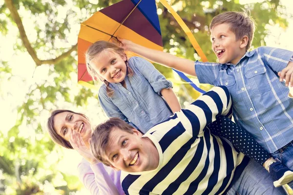 Famille Jouer Avec Cerf Volant Coloré — Photo