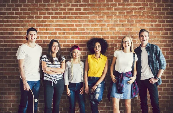 Des Jeunes Qui Traînent Près Mur — Photo