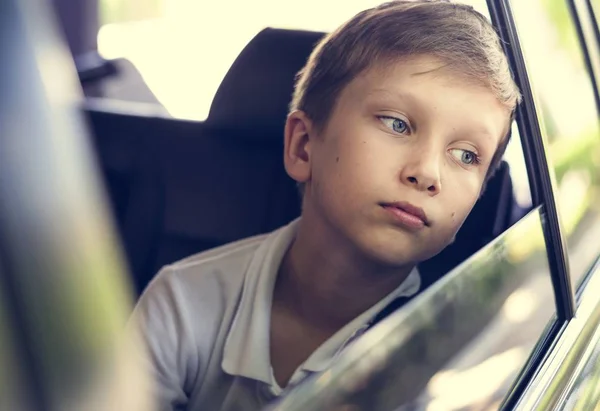 Грустный Мальчик Выглядывающий Открытое Окно Машины — стоковое фото