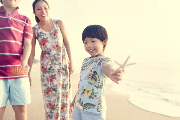 Asiatische Familie Strand — Stockfoto