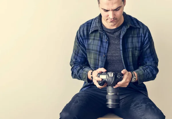 Yakışıklı Adam Ekose Gömlek Beyaz Duvara Kamera Kontrol — Stok fotoğraf