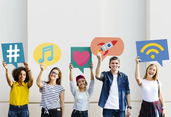 Jóvenes Amigos Diversos Sosteniendo Iconos Redes Sociales — Foto de Stock