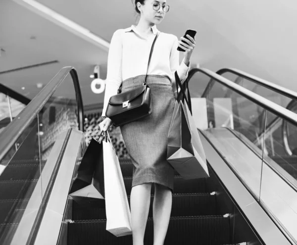 Mujer Disfrutar Compras Centro Comercial — Foto de Stock