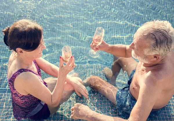 Casal Sênior Beber Prosecco Uma Piscina — Fotografia de Stock