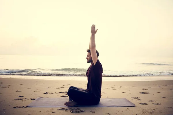 Man Utövar Yoga Stranden — Stockfoto