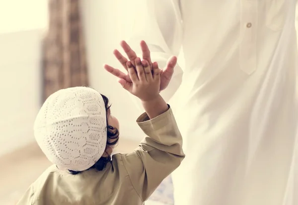 Muslim Anak Memberikan Tinggi Lima — Stok Foto