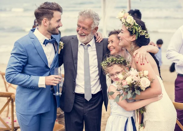 Sahilde düğün töreninde genç çift