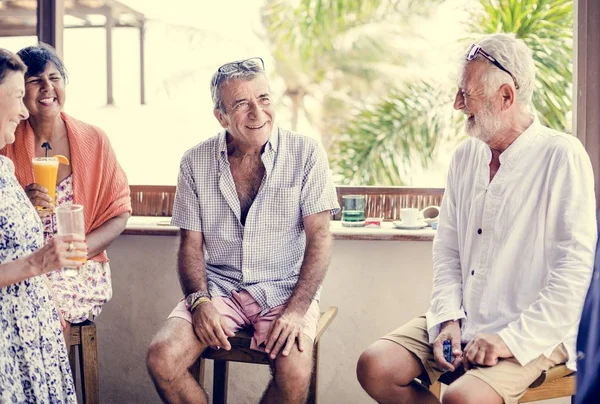 Olgun arkadaşlarım bir otelde kalıyor