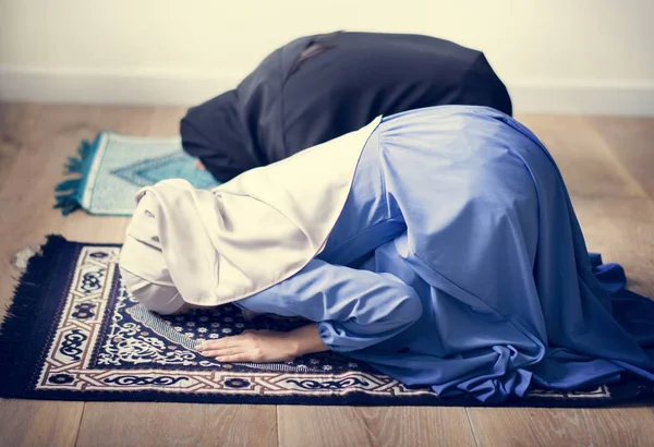 穆斯林祈祷的 Sujud — 图库照片