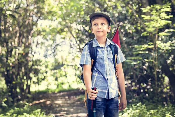 Niño Caminando Través Bosque Con Mochila Bandera Roja Mirando Hacia — Foto de Stock