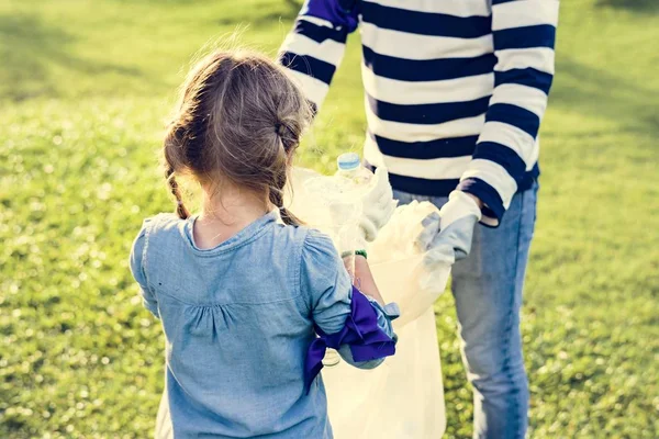 Parkta çöp toplamak evlat