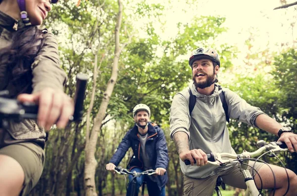 Grupo Amigos Andar Bicicleta Montanha Floresta Juntos — Fotografia de Stock