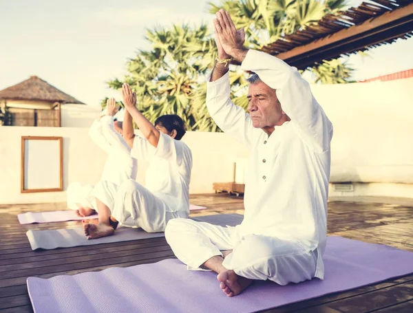 Sabah Pratik Yoga Yaşlılar Grubu — Stok fotoğraf